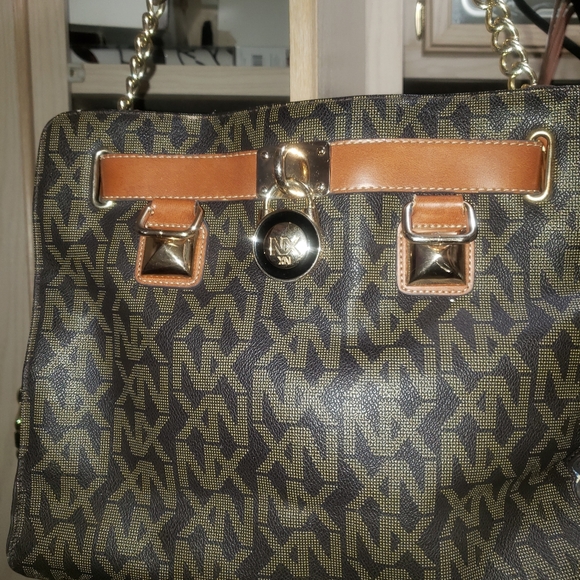 Beautiful,Practically New, Name Brand Purses! Different prices from $15-35 - Picture 4 of 16